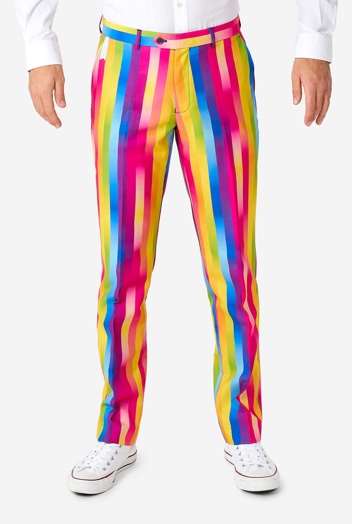 Man draagt ​​regenboogkleurig pak, broek zoom