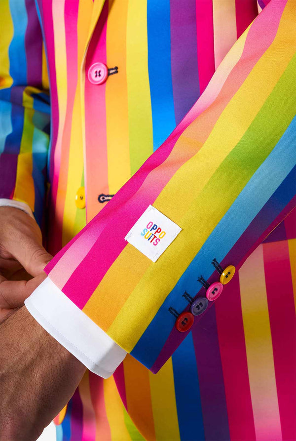 Man draagt ​​regenboogkleurig pak, mouwzoom
