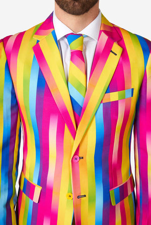 Man draagt ​​regenboogkleurig pak, close-up