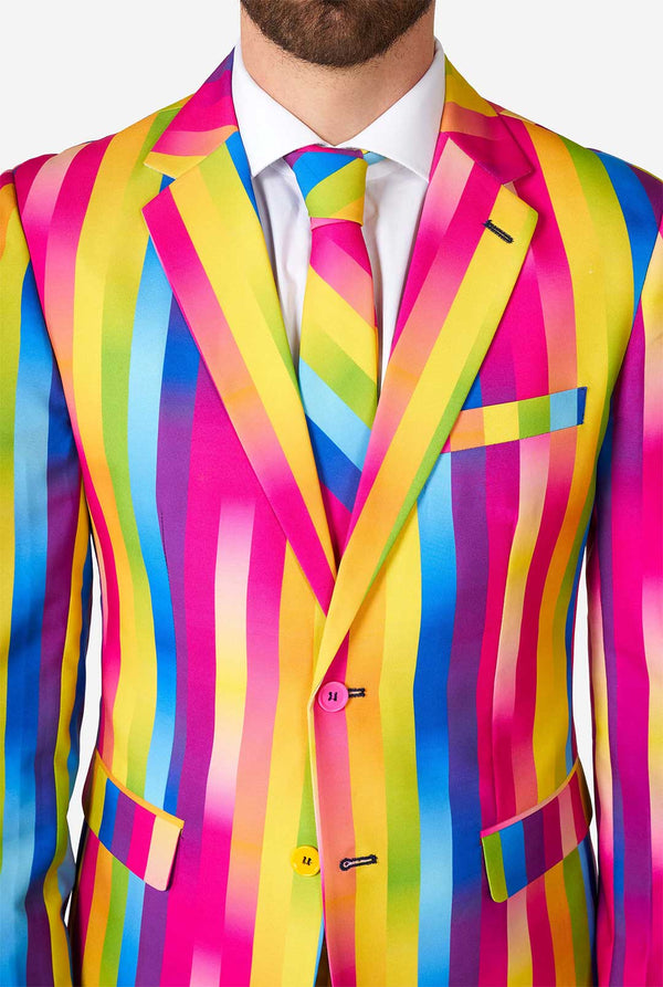 Man draagt ​​regenboogkleurig pak, close-up
