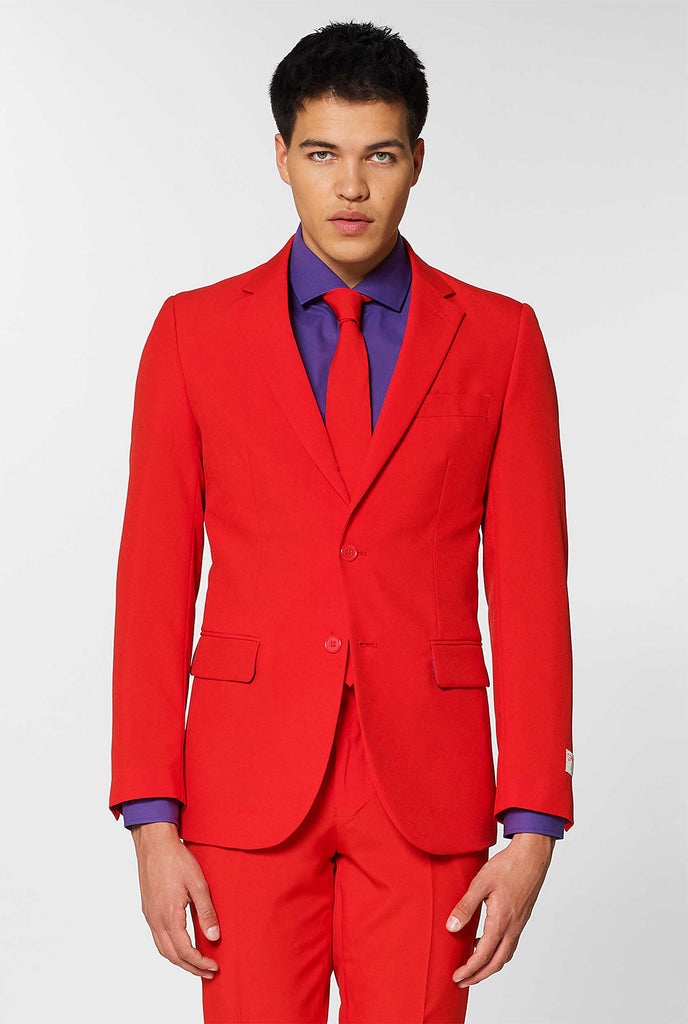Man draagt ​​een rood herenpak met paars overhemd