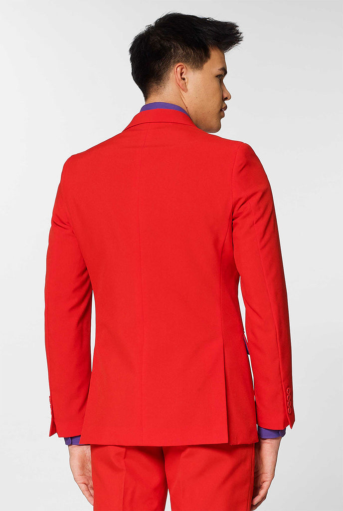 Man draagt ​​een rood herenpak met paars overhemd, bekijk vanaf de achterkant