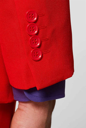 Man draagt ​​een rood herenpak met paars overhemd, mouw close -up