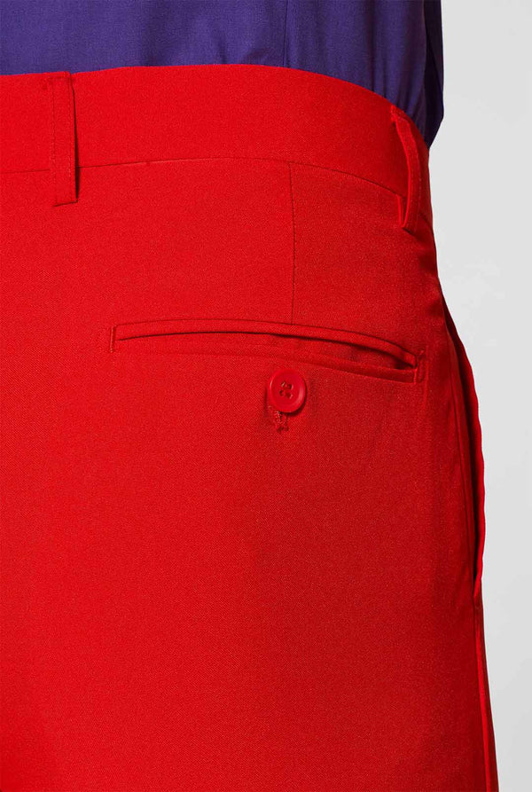 Man draagt ​​een rood herenpak met paars overhemd, broek van dichtbij