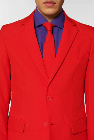Man draagt ​​een rood herenpak met paars overhemd, close -up