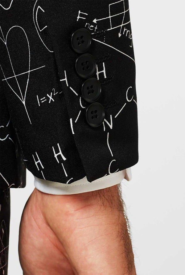 Zwart herenpak met wetenschappelijke formules gedragen door man mouw close -up