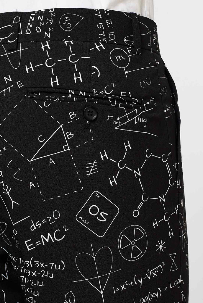 Zwarte herenpak met wetenschappelijke formules gedragen door een man -broek close -up