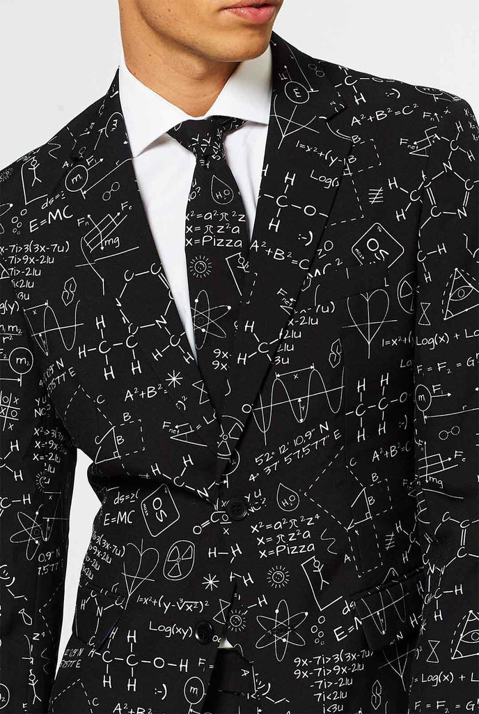 Zwarte herenpak met wetenschappelijke formules gedragen door de mens