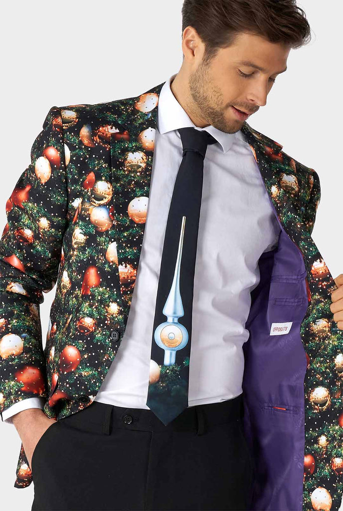 Man draagt ​​kerstpak met kerstboomafdruk