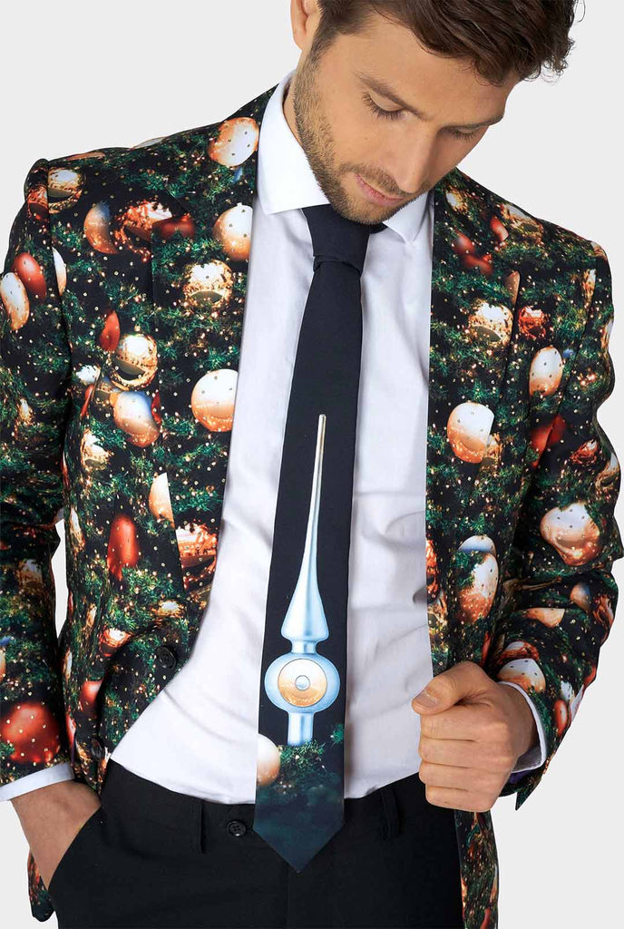 Man draagt ​​kerstpak met kerstboomafdruk