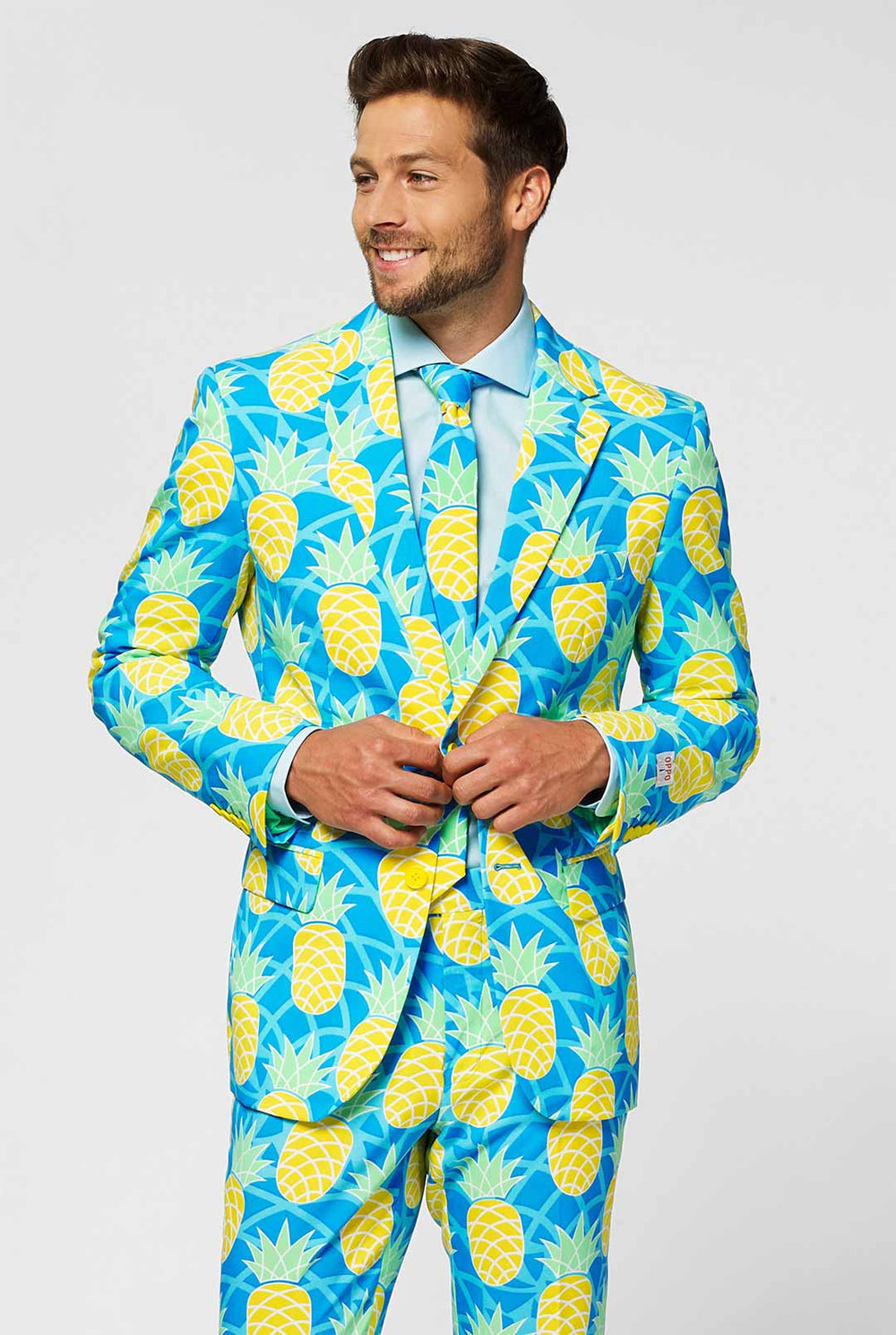 Ananas print herenpak met felle kleuren van man close -up