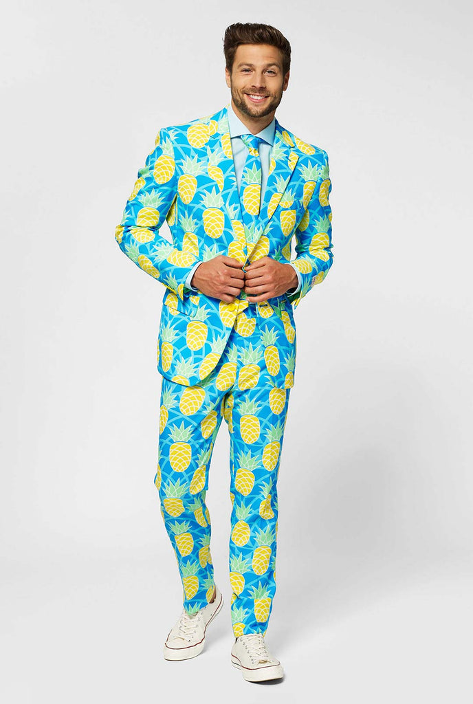 Ananas print herenpak met felle kleuren van man close -up