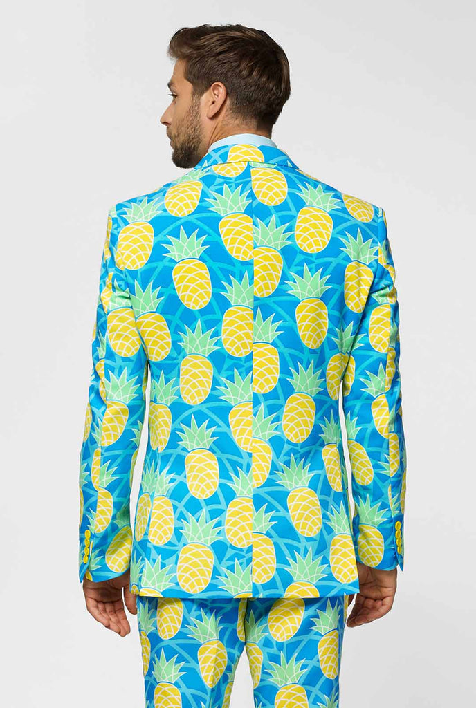 Ananas festivalpak met felle kleuren van man close -up