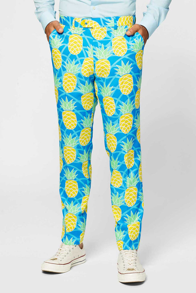 Ananaspak met felle kleuren door de mens close -up broek