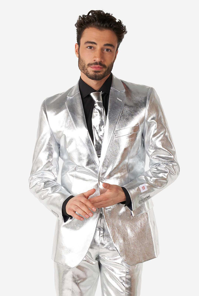 Man draagt ​​een glanzend zilveren pak