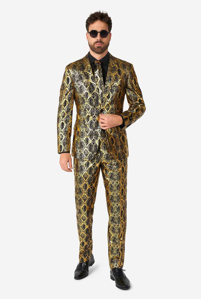 Man draagt ​​pak met, goud en zwarte, slangenhuid print