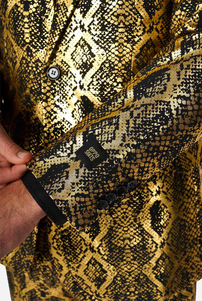 Man draagt ​​pak met, gouden en zwarte, slangenhuid print, close -up