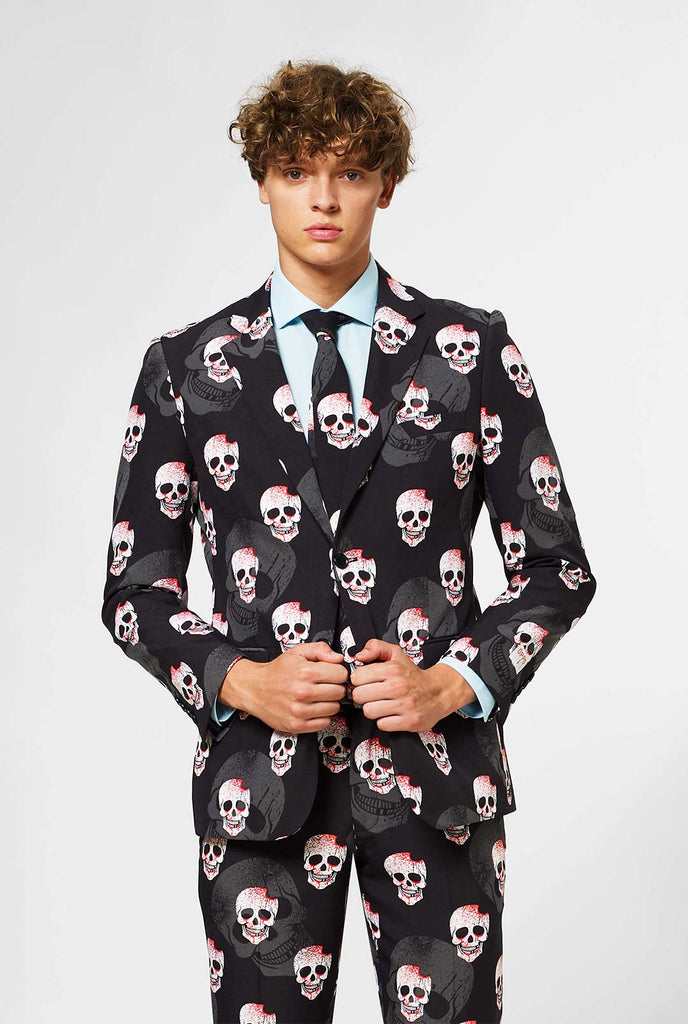 een draagt ​​zwart Halloween herenpak met schedelprint
