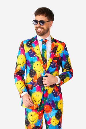 Man draagt ​​kleurrijk herenpak met smiley print