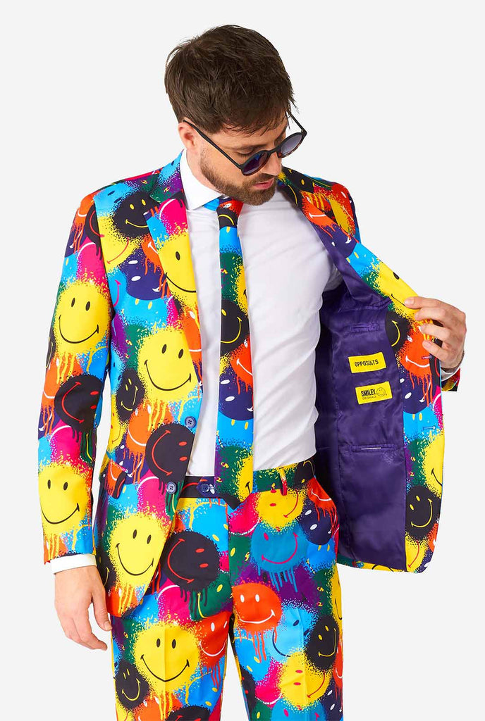 Man draagt ​​kleurrijk herenpak met smiley print