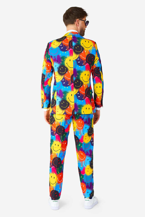 Man draagt ​​kleurrijk herenpak met smiley print, bekijk vanaf de achterkant