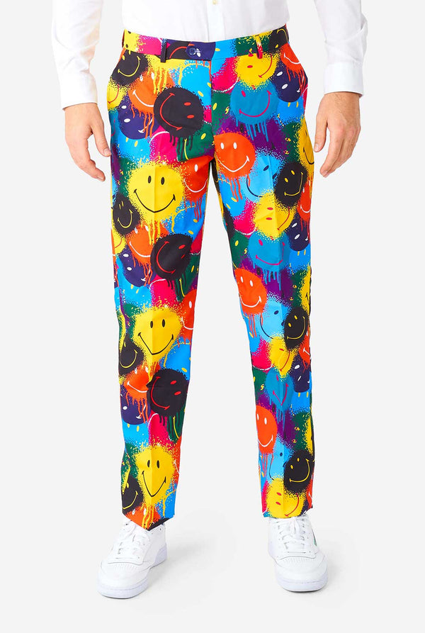 Man draagt ​​kleurrijk herenpak met smiley print
