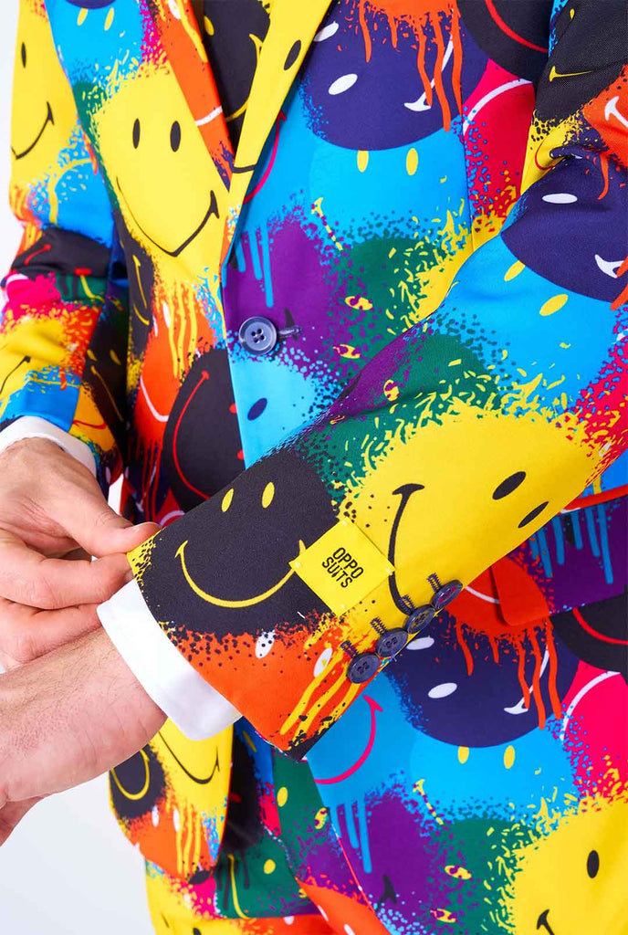 Man draagt ​​kleurrijk herenpak met smiley print, close -up mouw