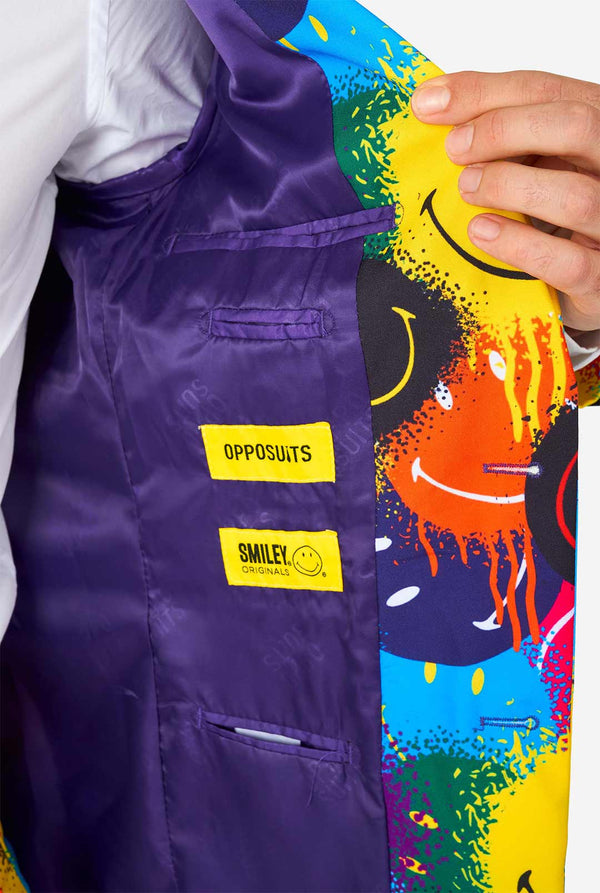 Man draagt ​​kleurrijk herenpak met smiley print, bekijk binnen