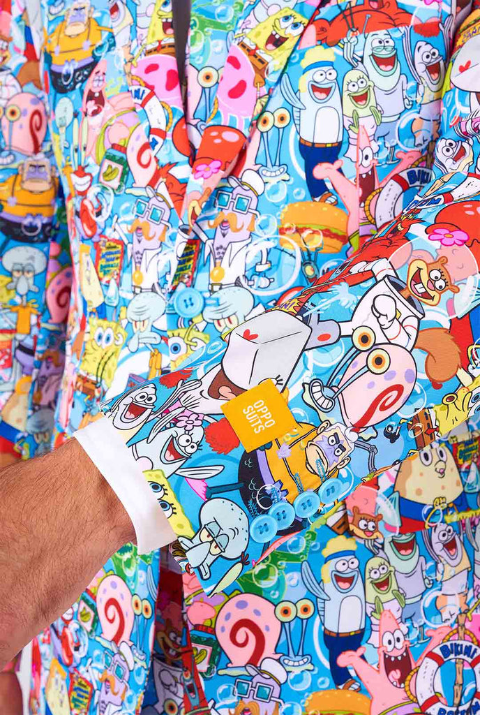 Man draagt ​​herenpak met spongeBob -print, close -up mouw