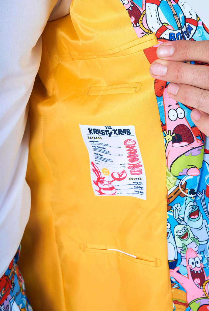 Man draagt ​​herenpak met spongeBob -print, bekijk jasje binnen
