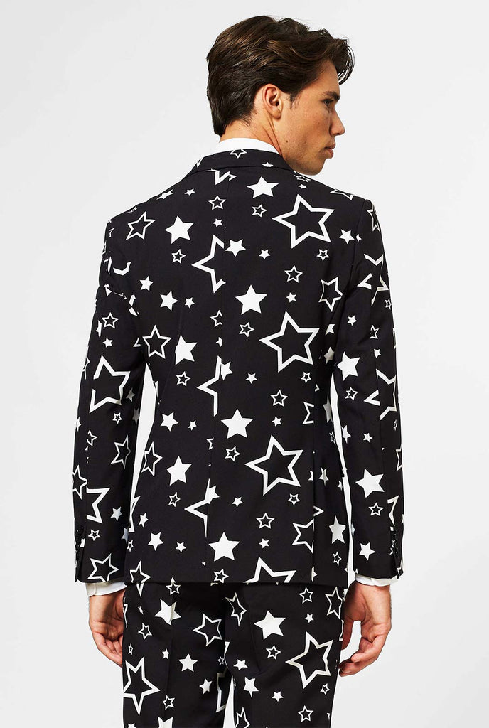 Man draagt ​​een zwart herenpak met witte sterren