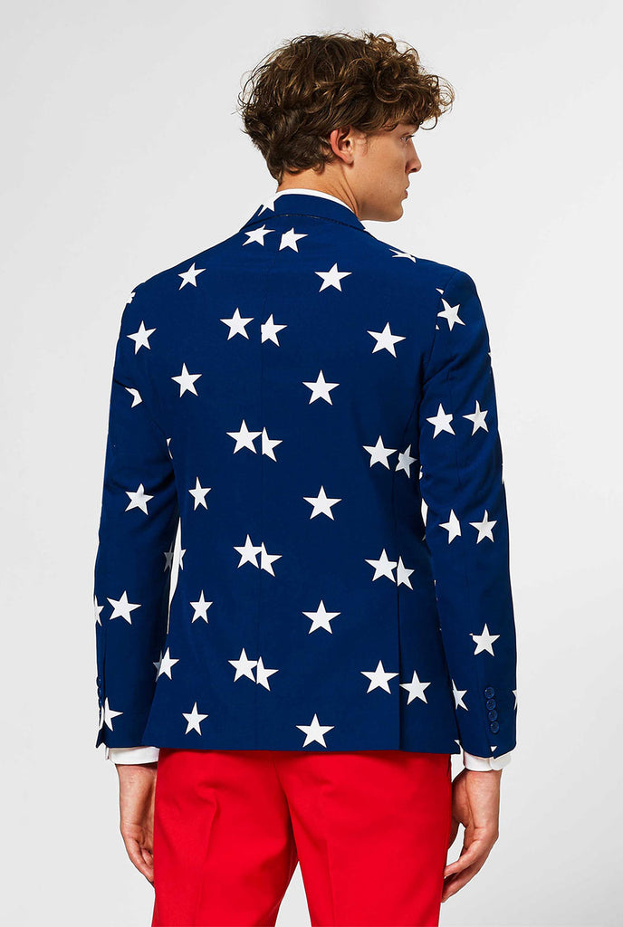Man draagt ​​rood en blauw in de VS thema 4 juli herenpak, kijk vanaf de achterkant