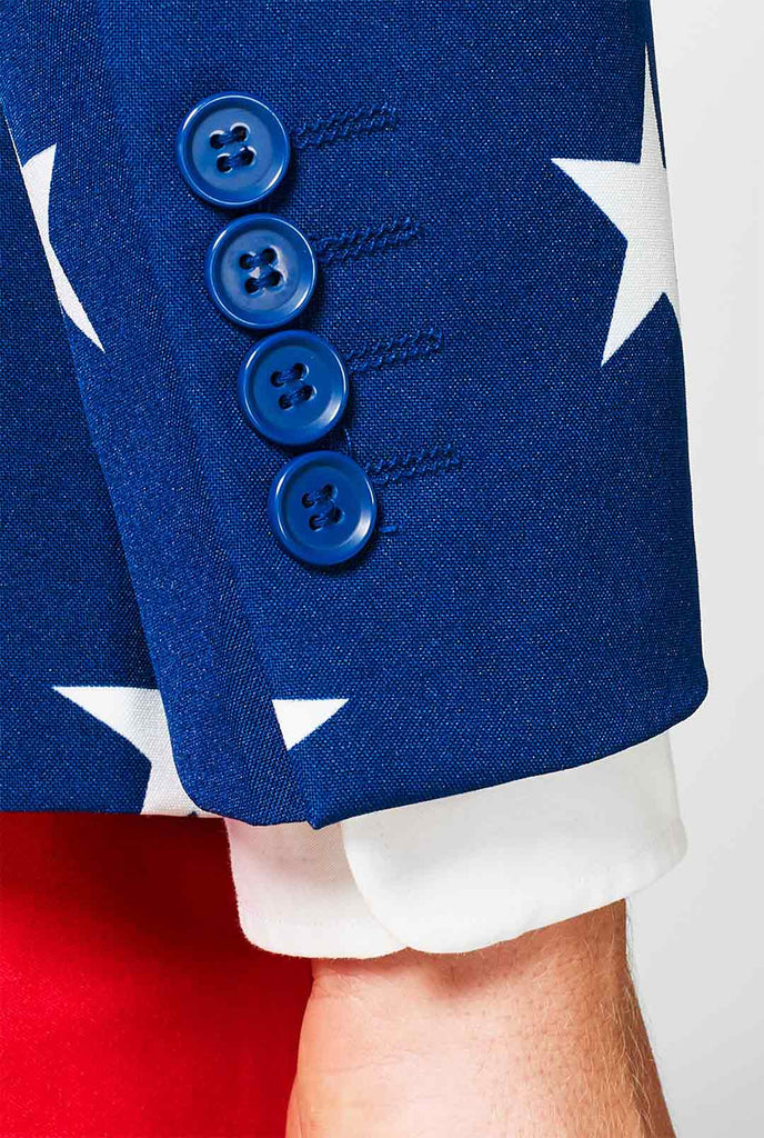 Man draagt ​​rood en blauw in de VS thema 4 juli herenpak, mouw close -up