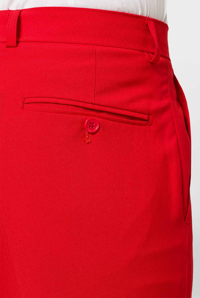 Man draagt ​​rode broek, close -up