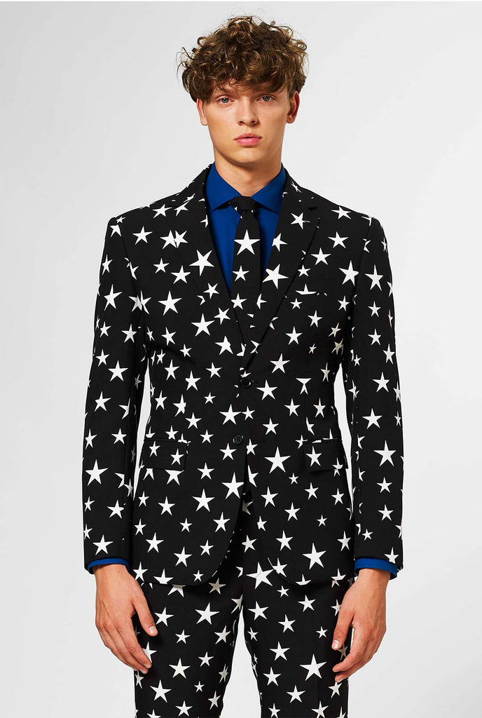 Mannen dragen een zwart pak met witte sterren