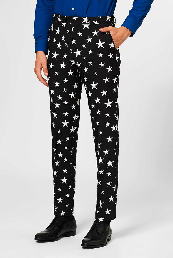 Mannen dragen een zwart pak met witte sterren, uitzicht op de broek