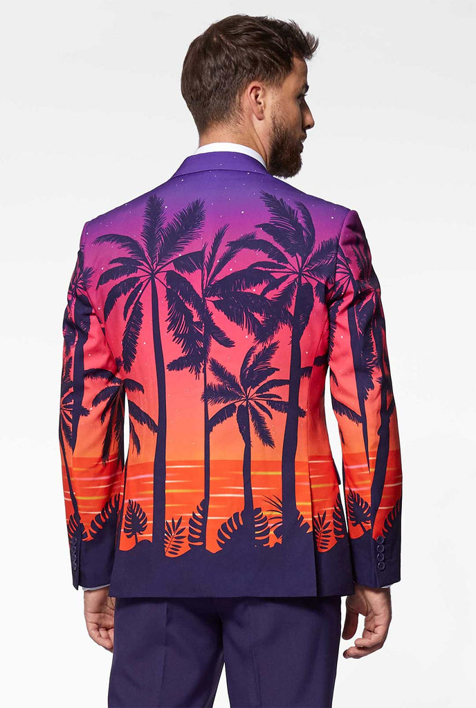 Man draagt ​​een zachte zonsondergang Hawaiiaans pak uitzicht vanaf de achterkant