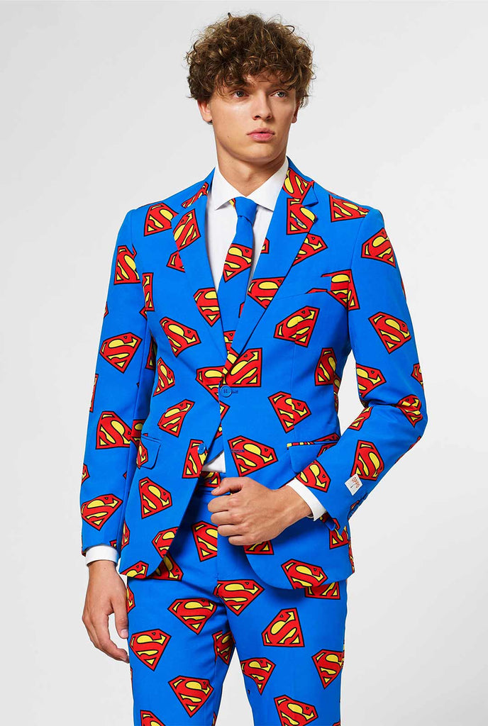 Man draagt ​​blauw herenpak met Superman -logo -print