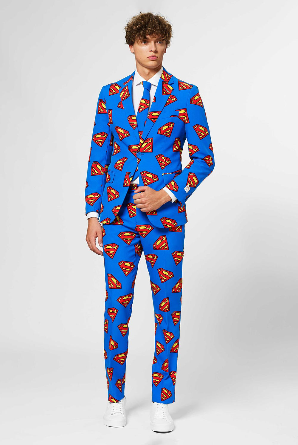 Man draagt ​​blauw herenpak met Superman -logo -print