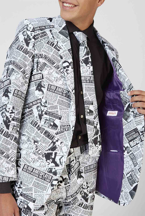 Grappige krantenprint herenpak Textile Telegraph gedragen door de mens