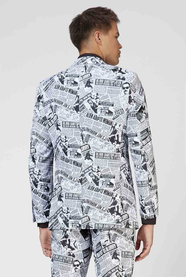 Grappige krantenprint herenpak textiel Telegraph gedragen door de mens ingezoomd op de achterkant