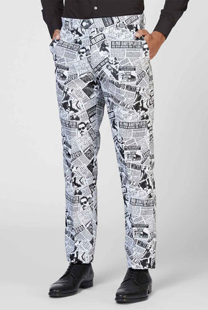 Grappige krantenprint herenpak textiel Telegraaf gedragen door de mens ingezoomd in de broek