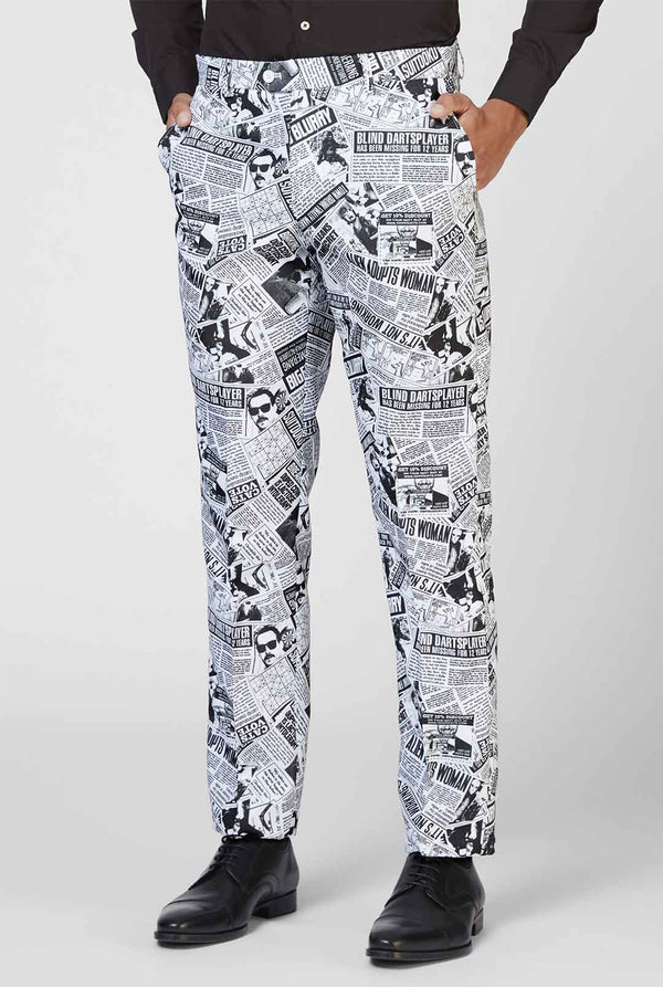 Grappige krantenprint herenpak textiel Telegraaf gedragen door de mens ingezoomd in de broek