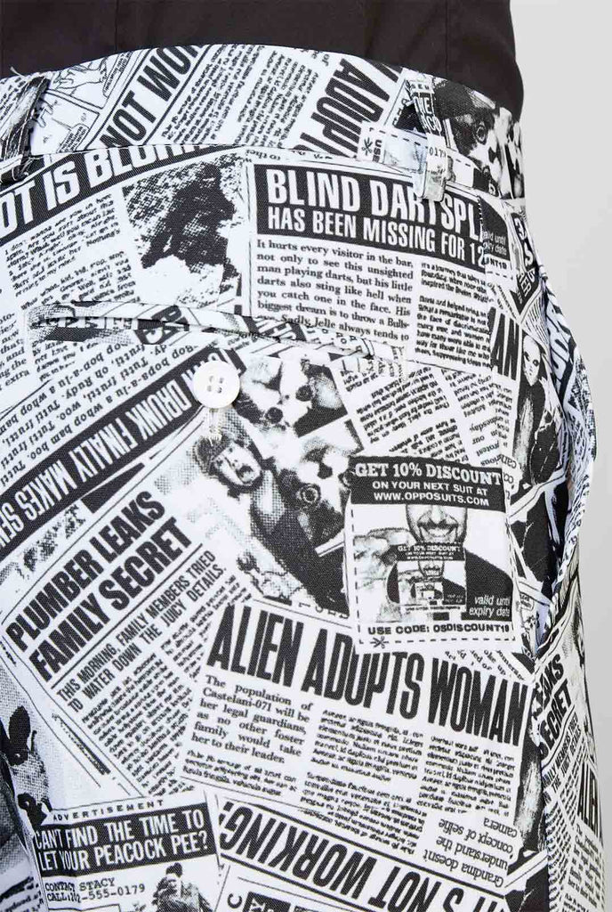 Grappige krantenprint herenpak textiel Telegraaf gedragen door de mens ingezoomd in broek