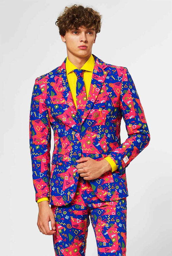 Funky roze en blauw herenpak met abstracte iconen gedragen door de mens