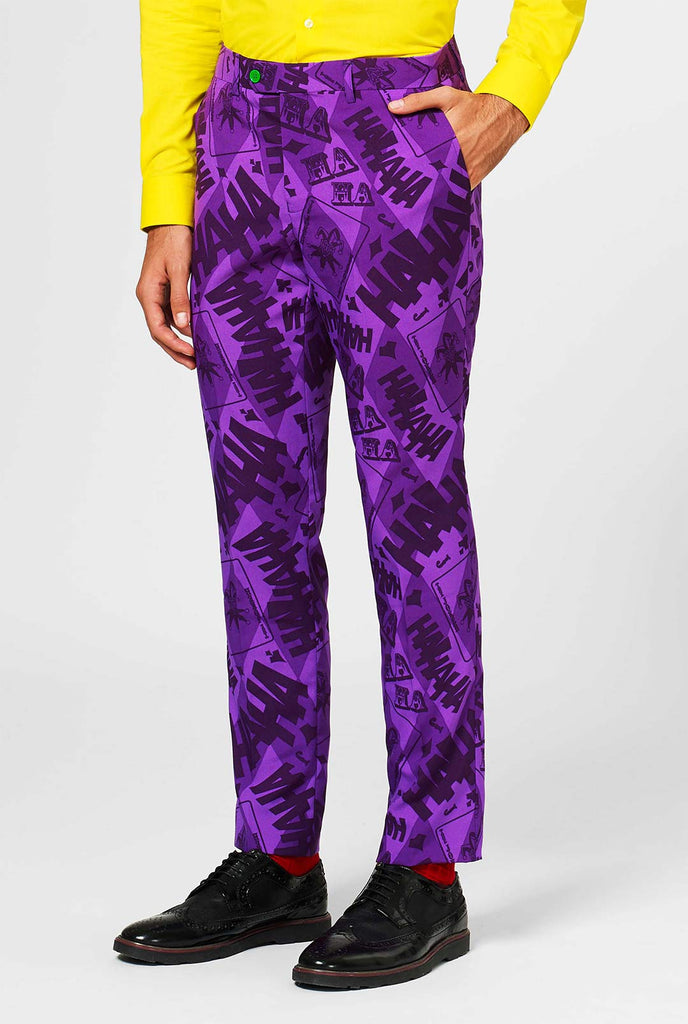 Het Joker -paarse pak gedragen door de mens, het uitzicht op de broek