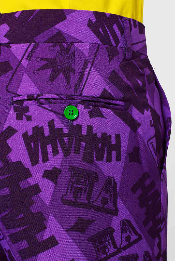 Het Joker Purple -pak gedragen door een man -broek close -up