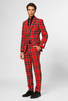 Man met rode kersttartan herenpak