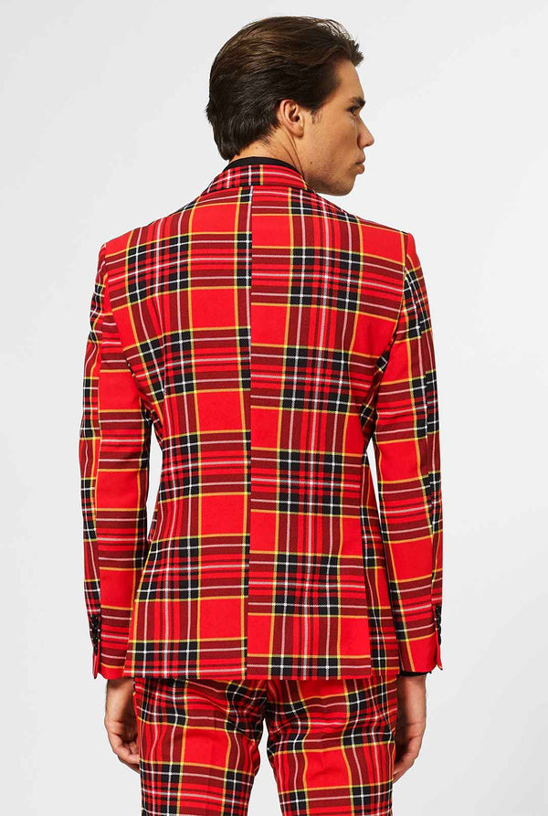Man draagt ​​een rode kersttartan herenpak, bekijk vanaf de achterkant