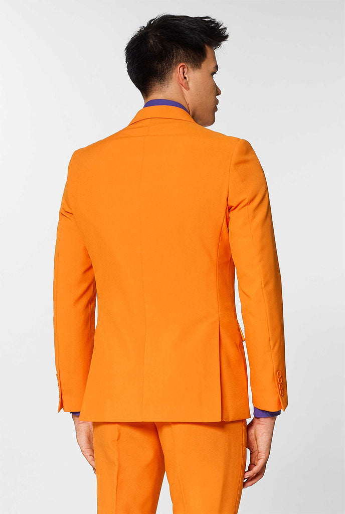 Man draagt ​​oranje herenpak met paars overhemd, bekijk vanaf de achterkant